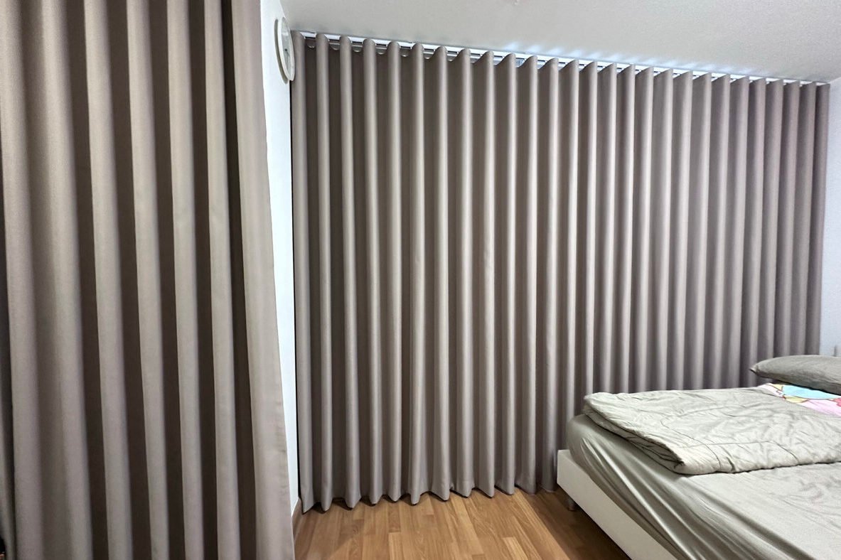 Blackour curtain 
